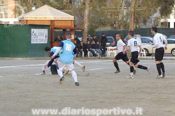 Libero Raffone in scivolata su Christian Dessì